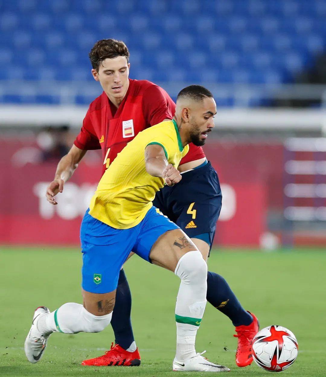 平博APP-赛场上球员奋力拼搏,助球队逆转比分获胜了